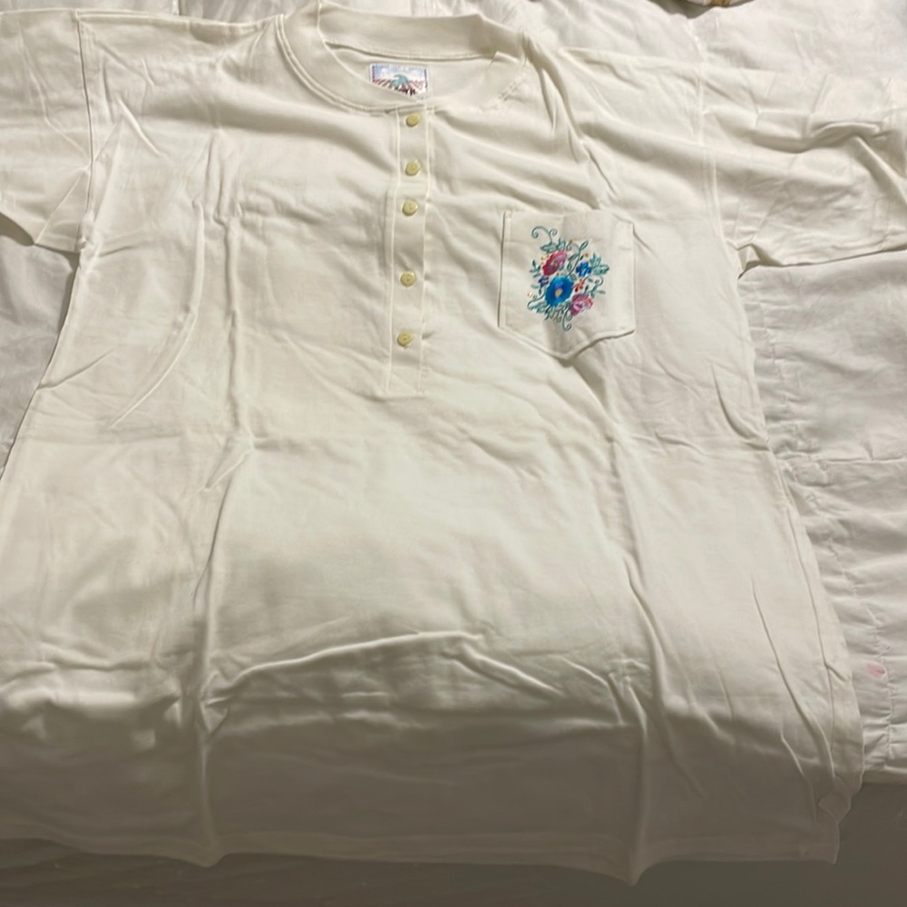 NWT - Earth Angels - S/S White T Shirt with Floral Pocket - OSFA
